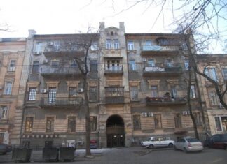 В центре Одессы обрушилась часть фасада дома: прохожая чудом уцелела (видео)