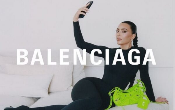 Ким Кардашьян позировала в облегающем наряде Balenciaga Ким Кардашьян позировала в облегающем наряде Balenciaga