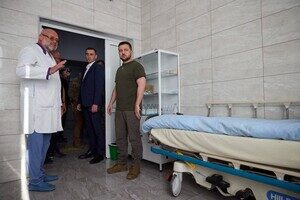 Президент Украины посетил больницу в Одессе и вручил награды медикам