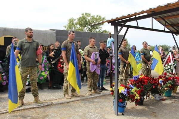 В Одесской области простились с погибшим 23-летним военным пилотом В Одесской области простились с погибшим 23-летним военным пилотом