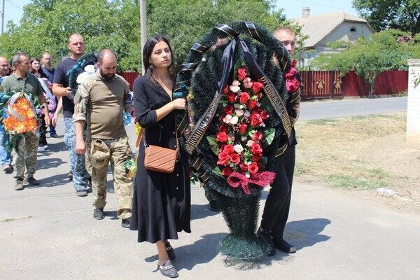 В Одесской области простились с погибшим 23-летним военным пилотом В Одесской области простились с погибшим 23-летним военным пилотом