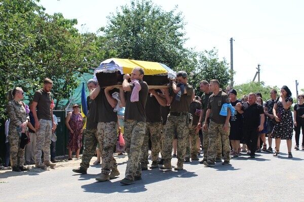 В Одесской области простились с погибшим 23-летним военным пилотом В Одесской области простились с погибшим 23-летним военным пилотом