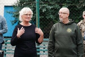 Глава Минобороны Германии рассказала, как пряталась во время воздушных тревог в Одессе Глава Минобороны Германии рассказала, как пряталась во время воздушных тревог в Одессе