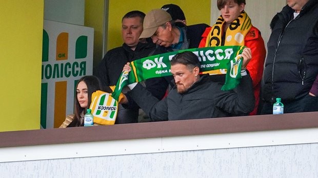 Пхнув жінку-арбітра у спину: відео підлого вчинку з чемпіонату України