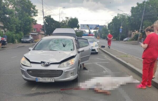 В Одессе легковой автомобиль насмерть сбил мужчину