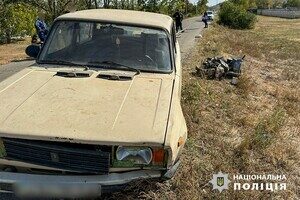 В Одесской области легковушка столкнулась с мопедом: пострадала женщина В Одесской области легковушка столкнулась с мопедом: пострадала женщина