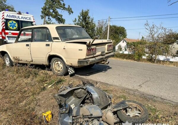 В Одесской области легковушка столкнулась с мопедом: пострадала женщина В Одесской области легковушка столкнулась с мопедом: пострадала женщина