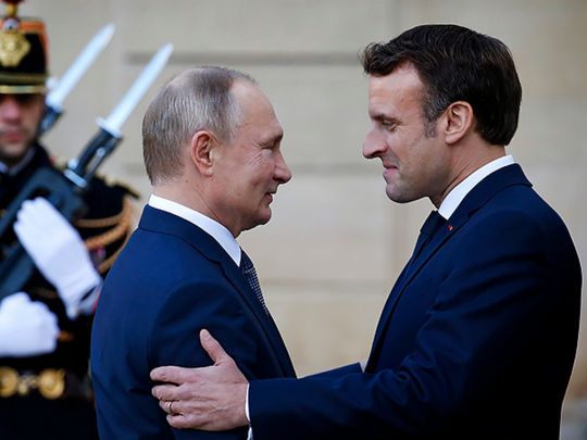 Макрон простягає руку путіну: що повідомляють французькі оглядачі