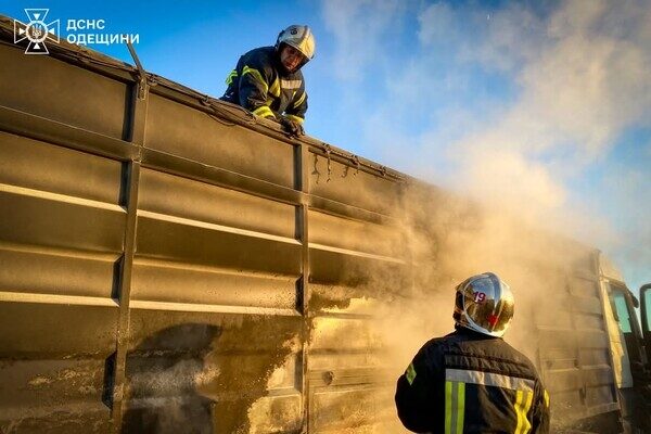 На трассе Одесса – Киев загорелся грузовик с зерном На трассе Одесса – Киев загорелся грузовик с зерном