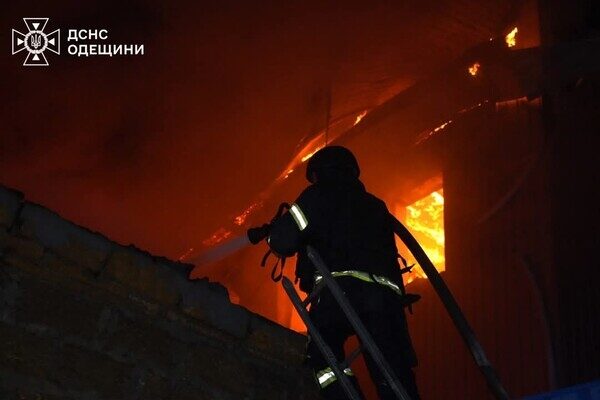 Пожары и пострадавшие в пригороде Одессы: последствия вечерней атаки БпЛА (обновлено) Пожары и пострадавшие в пригороде Одессы: последствия вечерней атаки БпЛА (обновлено)