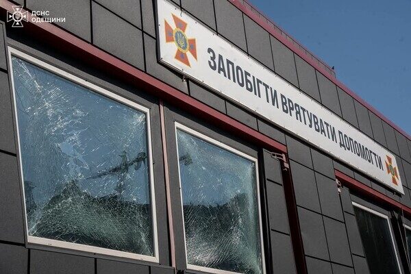 Ночной обстрел Одессы: получила повреждения пожарная часть Ночной обстрел Одессы: получила повреждения пожарная часть