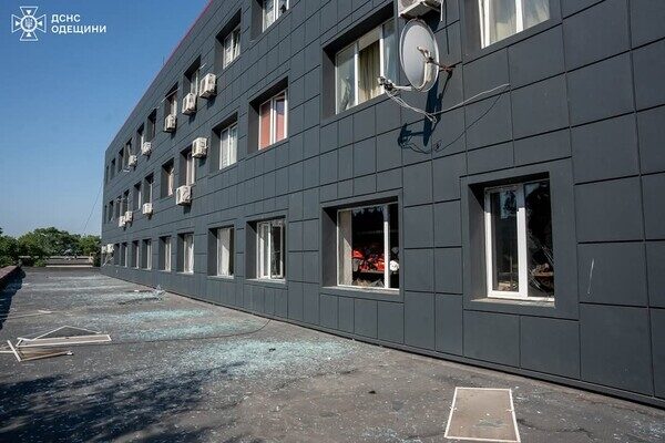 Ночной обстрел Одессы: получила повреждения пожарная часть Ночной обстрел Одессы: получила повреждения пожарная часть