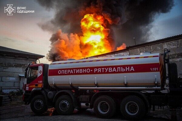 Масштабный пожар в Одесском районе: горел рынок "7-й километр" Масштабный пожар в Одесском районе: горел рынок "7-й километр"