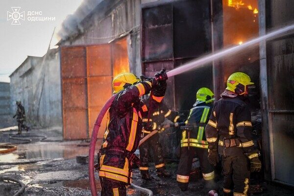 Масштабный пожар в Одесском районе: горел рынок "7-й километр" Масштабный пожар в Одесском районе: горел рынок "7-й километр"