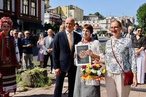 В Одессе открыли новое имя на Аллее звезд: почтили художника В Одессе открыли новое имя на Аллее звезд: почтили художника