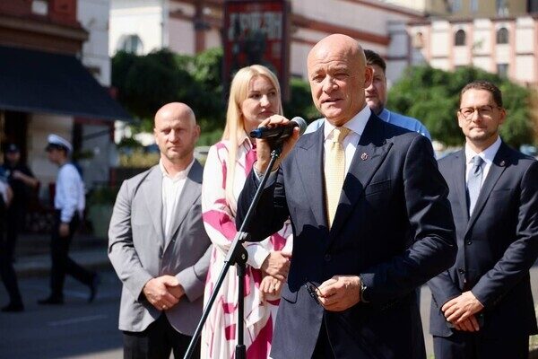 В Одессе открыли новое имя на Аллее звезд: почтили художника В Одессе открыли новое имя на Аллее звезд: почтили художника