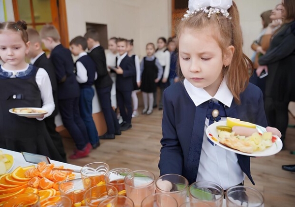 Школы Одесчины переходят на новый формат питания: детей могут кормить даже в укрытиях Школы Одесчины переходят на новый формат питания: детей могут кормить даже в укрытиях