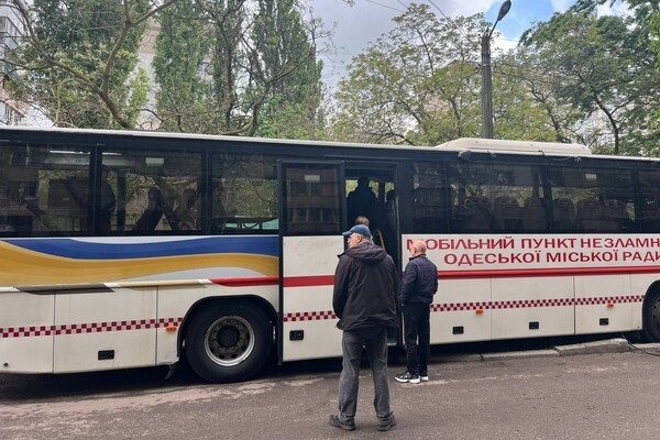 РФ атаковала Одессу дронами: обломки БпЛА упали на дом, пострадали люди (обновлено) РФ атаковала Одессу дронами: обломки БпЛА упали на дом, пострадали люди (обновлено)