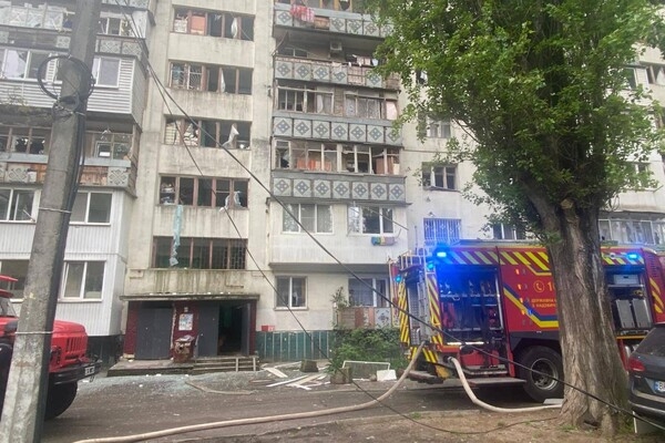 РФ атаковала Одессу дронами: обломки БпЛА упали на дом, пострадали люди (обновлено) РФ атаковала Одессу дронами: обломки БпЛА упали на дом, пострадали люди (обновлено)