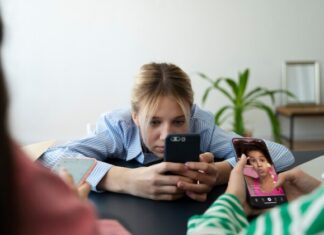 Опасный TikTok-тренд с микроволновками приводит к тяжелым ожогам у детей