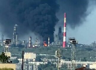 Українські безпілотники підпалили НПЗ у Сизрані (відео)