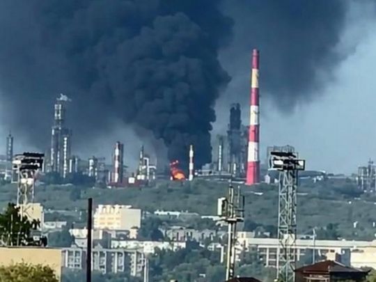 Українські безпілотники підпалили НПЗ у Сизрані (відео)