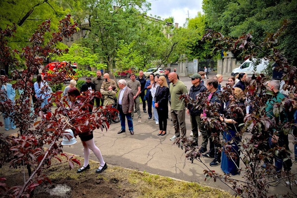 В честь погибших детей: в Одессе заложили яблоневый "Сад памяти" В честь погибших детей: в Одессе заложили яблоневый "Сад памяти"