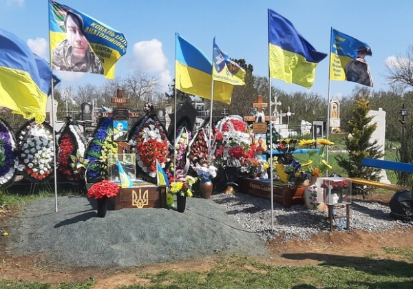 Чествование памяти защитников Украины: под Одессой открыли Аллею Героев Чествование памяти защитников Украины: под Одессой открыли Аллею Героев