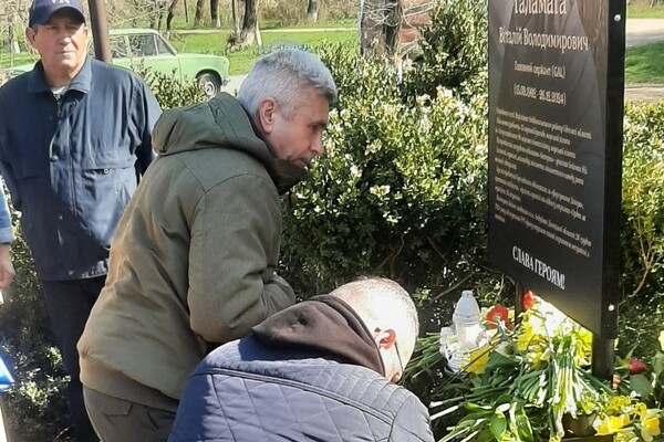 Чествование памяти защитников Украины: под Одессой открыли Аллею Героев Чествование памяти защитников Украины: под Одессой открыли Аллею Героев