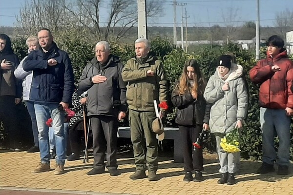 Чествование памяти защитников Украины: под Одессой открыли Аллею Героев Чествование памяти защитников Украины: под Одессой открыли Аллею Героев