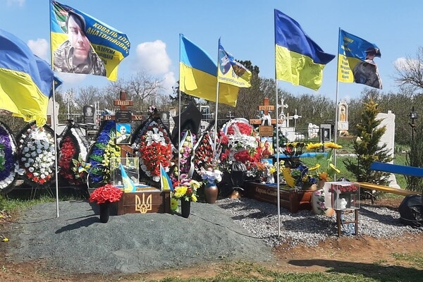 Чествование памяти защитников Украины: под Одессой открыли Аллею Героев Чествование памяти защитников Украины: под Одессой открыли Аллею Героев