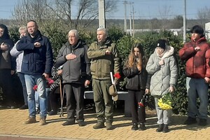 Чествование памяти защитников Украины: под Одессой открыли Аллею Героев Чествование памяти защитников Украины: под Одессой открыли Аллею Героев